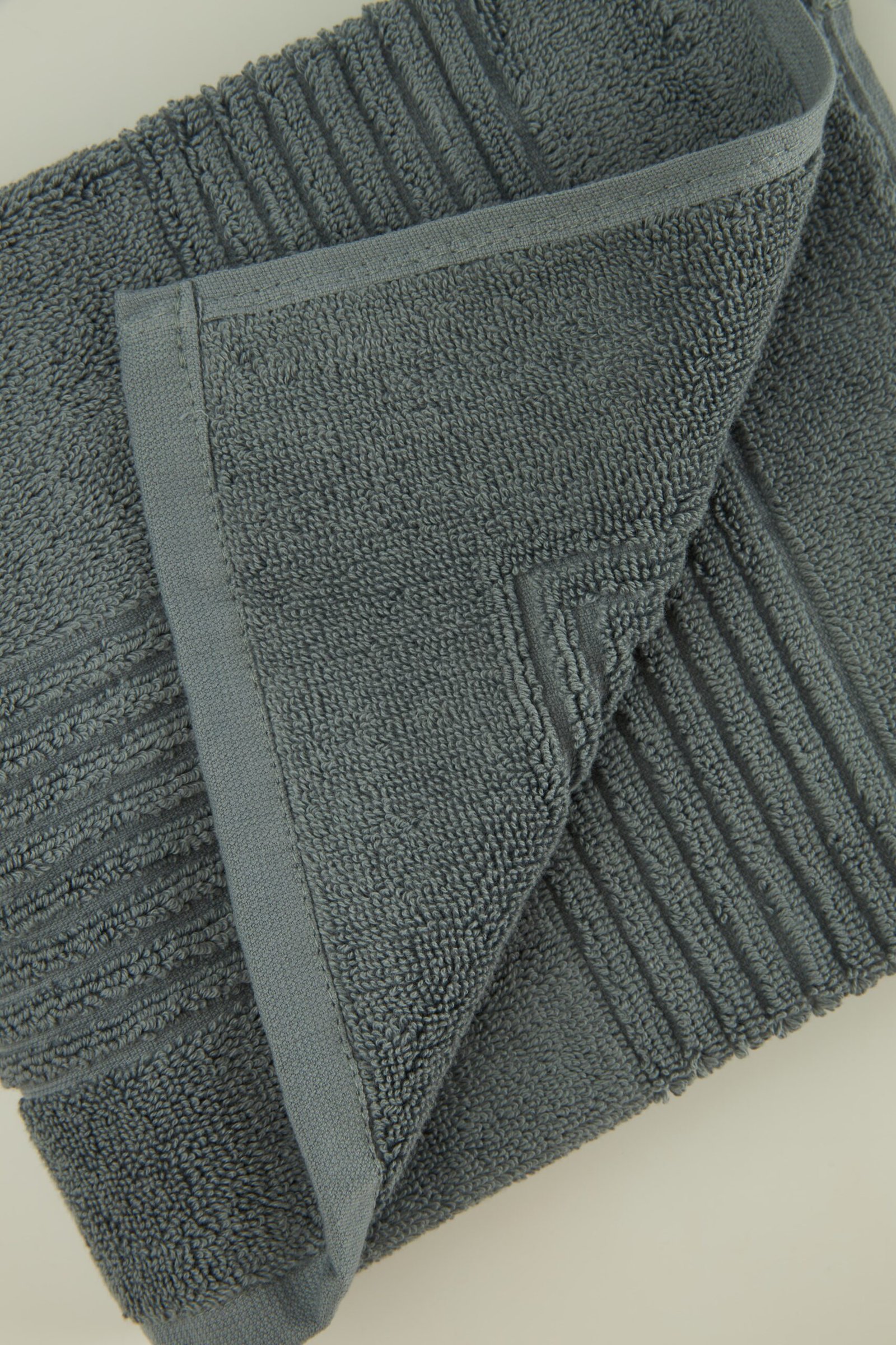 Alte nuanțe disponibile: Gri